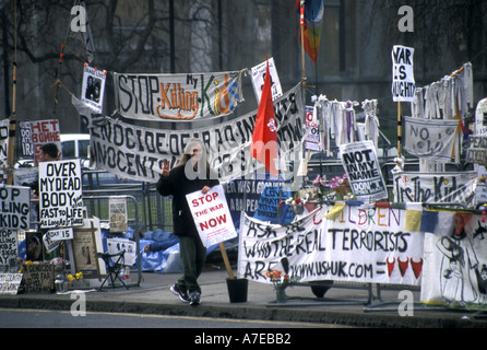 Anti-Irak-Krieg verhaftet Protest im Jahr 2003 außerhalb Parlament des Vereinigten Königreichs durch Frieden Demonstrant Brian Haw 2005 Stockfoto