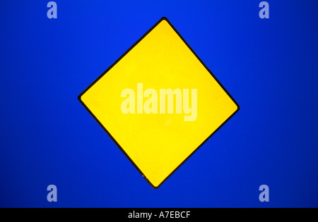 Gelbe Raute Straßenschild auf blauem Grund Querformat leer Stockfoto