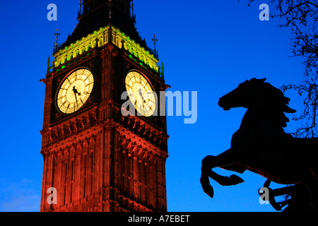 Big Ben und Pferd der Boudicca Statue bei Sonnenuntergang zentralen London England uk gb Stockfoto