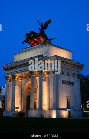 Wellington Arch Hyde Park Corner Abenddämmerung Illuminationen mit Flutlicht in London England Stockfoto