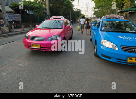 Bunte Taxis in Bangkok Thailand 2006 die Regenbogenpalette von gepflegt Taxis ist schnell zu einem exzentrischen neue Symbol hallma Stockfoto