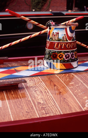 Rosen und Burgen: traditionelle Canalware und gestreiften Besen und Mop Griffe auf Diamond gemustert und Aluminiumeffekt Narrowboat Dach Stockfoto