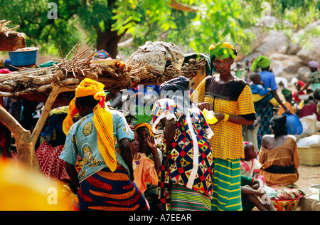 Ende, Dogon Landes, Mali; Frauen in traditioneller Kleidung in der Wochenmarkt Stockfoto