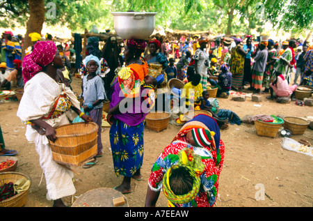 Ende, Dogon Landes, Mali; Frauen in traditioneller Kleidung in der Wochenmarkt Stockfoto