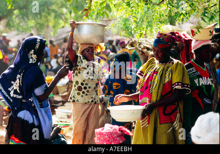 Ende, Dogon Landes, Mali; Frauen in traditioneller Kleidung in der Wochenmarkt Stockfoto