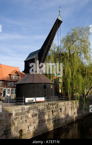 Alter Kran am Fluss Ilmenau in Lüneburg Deutschland Stockfoto