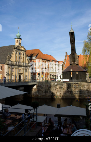Alter Kran am Fluss Ilmenau in Lüneburg Deutschland Stockfoto
