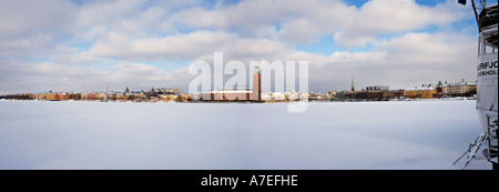 Panoramablick über Stockholm mit dem Rathaus im winter Stockfoto