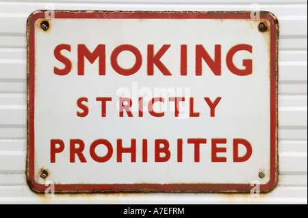 Rostige alte Schild mit Text, den ein striktes Rauchverbot Stockfoto
