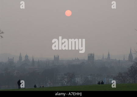 Sonnenuntergang über der Skyline von Oxford aus South Parks, wo einen tollen Blick auf den träumenden Turmspitzen man Stockfoto