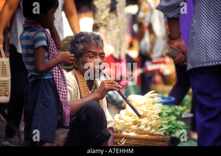 Blinde Musiker in einem Straßenmarkt in Phnom Penh Stockfoto