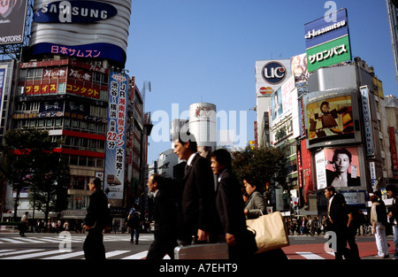 Menschen überqueren, was angeblich der weltweit verkehrsreichsten Gerangel Kreuzung im Zentrum Tokios Shibuya in Japan ist. Stockfoto