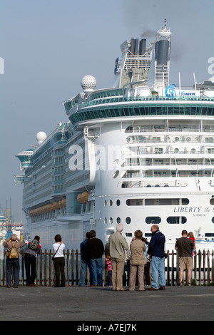 Freiheit der Meere Kreuzfahrtschiff im Hafen von Southampton England UK angedockt Stockfoto