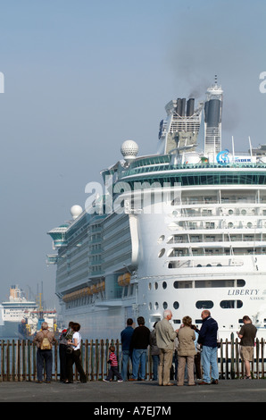 Freiheit der Meere Kreuzfahrtschiff im Hafen von Southampton England UK angedockt Stockfoto