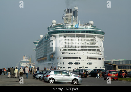 Freiheit der Meere Kreuzfahrtschiff im Hafen von Southampton England UK angedockt Stockfoto