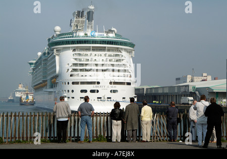 Freiheit der Meere Kreuzfahrtschiff im Hafen von Southampton England UK angedockt Stockfoto