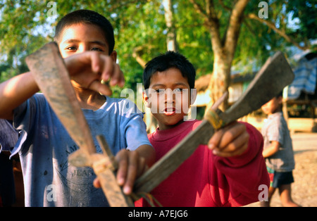 Lokalen Jungs präsentieren stolz ihre Spielzeug Gewehre aus Holz auf der Insel Don Det auf den 4000 Inseln in Laos (Si Phan Don) gefertigt. Stockfoto