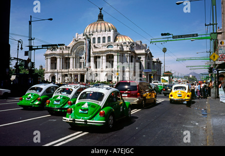 Volkswagen Käfer vorbei Palacio de Bellas Artes in Mexico Distrito Federal. Stockfoto