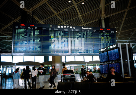 28. Februar 2004 - elektronische Anzeige am Tokyo International Airport in Narita. Stockfoto