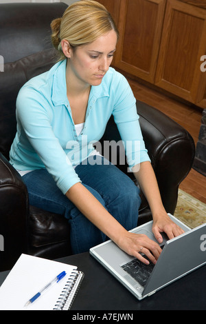 24 Jahr alt mexikanisch/weiße Frau sucht einen Job auf ihrem Laptop-computer Stockfoto