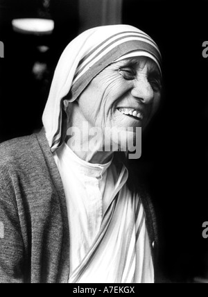 Lachende, lächelnde Mutter Teresa von Kalkutta. Schwarzweißbild Stockfoto