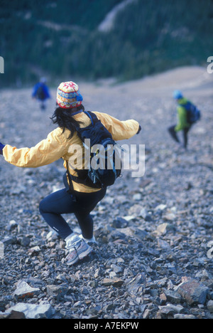 Wanderer, die hinunter ein Geröll-Feld auf einem felsigen Berghang, Colorado Stockfoto