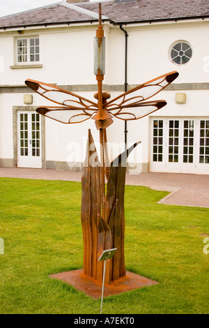 Libelle Metall Skulptur mit Plexiglas Flügeln in Wales National Botanical Gardens Llanarthne Dyfed S Wales UK Stockfoto