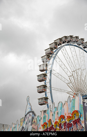 Riesenrad gegen bewölktem Himmel, Hamburg, Germany, Riesenrad, Riesenrad Stockfoto