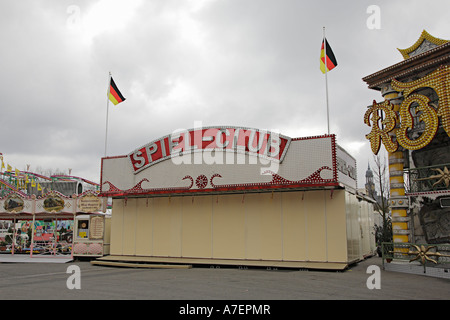 Geschlossene Glücksspiel Stand auf der Kirmes, Hamburg, Deutschland Stockfoto