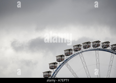 Riesenrad gegen bewölkten Himmel, Riesenrad, Riesenrad Stockfoto