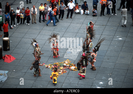 Mexiko, Nordamerika. Mexikanische Tänzer gekleidet als aztekischen Indianer Tanz für Touristen auf dem Zocalo. Stockfoto