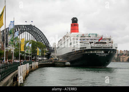 Die Ocean cruise Liner Queen Elizabeth 11 und Sydney Harbour Bridge Stockfoto