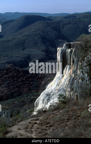 Mexiko, Oaxaca, Hirve el Agua, Wasser kocht, versteinerte Mineralien bilden, Pools und gefrorenen Wasserfall. Stockfoto