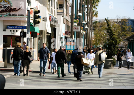Menschen beim Einkaufen auf der third street Promenade, Santa Monica, Kalifornien Stockfoto