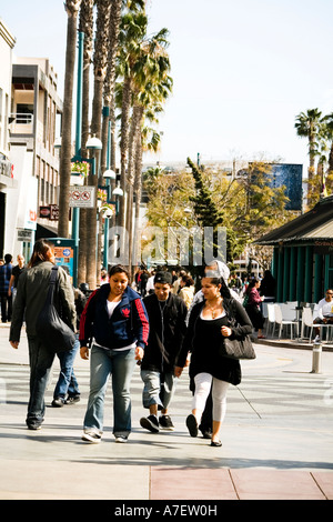 Menschen beim Einkaufen auf der third street Promenade, Santa Monica, Kalifornien Stockfoto