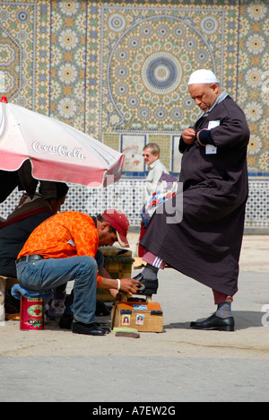 Traditionell gekleideter Mann in Jelaba bekommt Schuh glänzen Dienst Place el Hedim Meknes Marokko Stockfoto