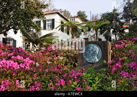 Denkmal für Carlos Azevedos de Meneses umgeben von Rhododendron im botanischen Garten, Funchal, Madeira, Portugal Stockfoto