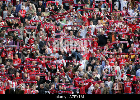 Fans der deutschen Liga zweite Fußballverein 1 FC Köln in der Publikumseingänge. Köln, Nordrhein-Westfalen, Deutschland Stockfoto