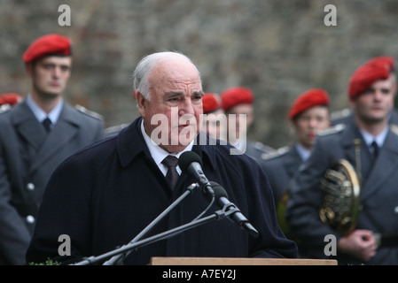 Der ehemalige Bundeskanzler der Eidgenossenschaft Bundeskanzler Helmut Kohl vor deutschen Soldaten in Koblenz, Rhin sprechen Stockfoto
