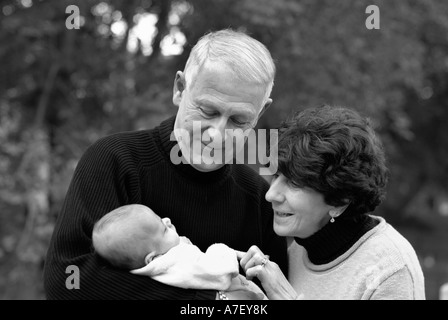 Großeltern mit 2 Monate alten Enkel Stockfoto