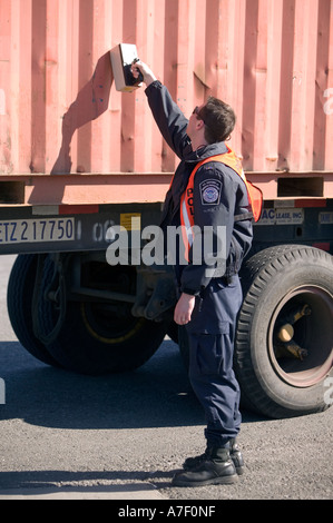 Eine Zollgrenze & Datenschutzbeauftragten verwendet Strahlung Isotop Bezeichner am Hafen von Newark Container Terminal Newark 24. Februar 2006 Stockfoto