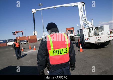 Zoll- und Grenzschutzbehörde Offiziere beobachten Vorgänge ein VACIS am Hafen von Newark Container Terminal in Newark 24. Februar 2006 Stockfoto
