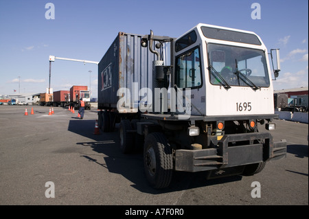 Ein LKW durchläuft ein VACIS am Hafen von Newark Container Terminal in Newark USA 24. Februar 2006 Stockfoto