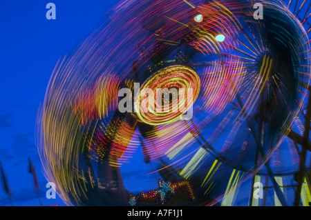 Carnival Ride bei Sonnenuntergang Motion Blur Stockfoto