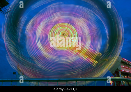 Carnival Ride bei Sonnenuntergang Motion Blur Stockfoto