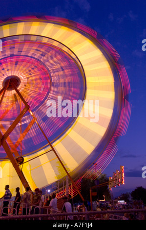 Carnival Ride bei Sonnenuntergang Motion Blur Stockfoto