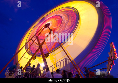 Carnival Ride bei Sonnenuntergang Motion Blur Stockfoto