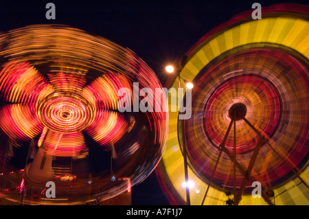 Carnival Ride bei Sonnenuntergang Motion Blur Stockfoto