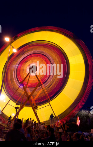 Carnival Ride bei Sonnenuntergang Motion Blur Stockfoto