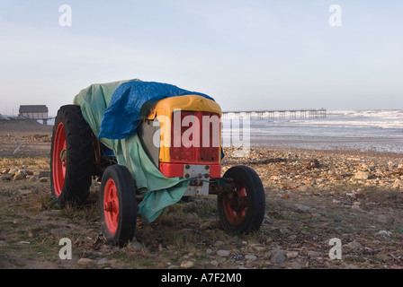 Boot Traktor starten und wiederherstellen. Alten Traktor für den Start der Fischerboote auf Saltburn Beach, North Yorkshire, England, Großbritannien Stockfoto